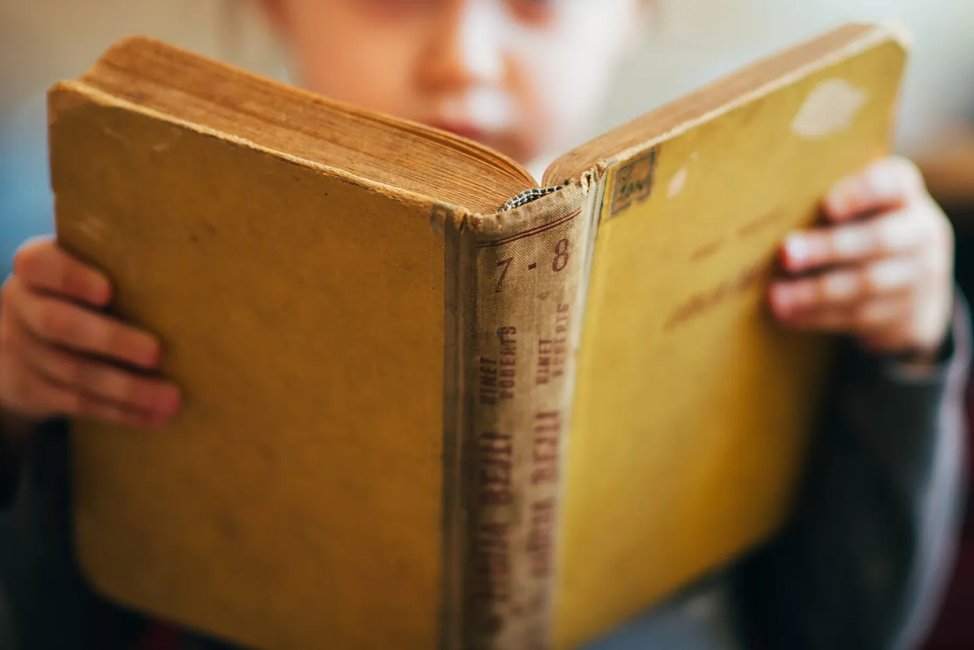 Ребёнок читает старую книгу
